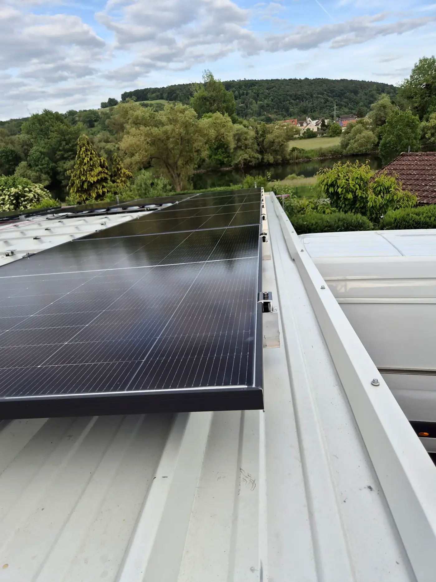 Photovoltaikmodule auf einem Trapezblechdach bei einem Projekt in Großwallstadt